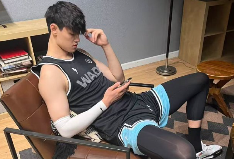 工作室：曾凡博已完成近三周的训练及康复，后天将与篮网会合